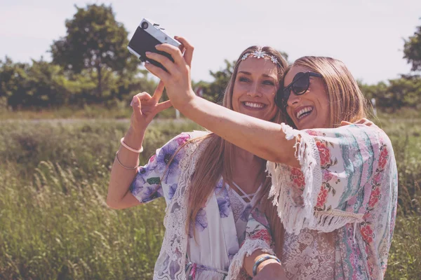 Hermanas gemelas haciendo una selfie con cámara retro —  Fotos de Stock