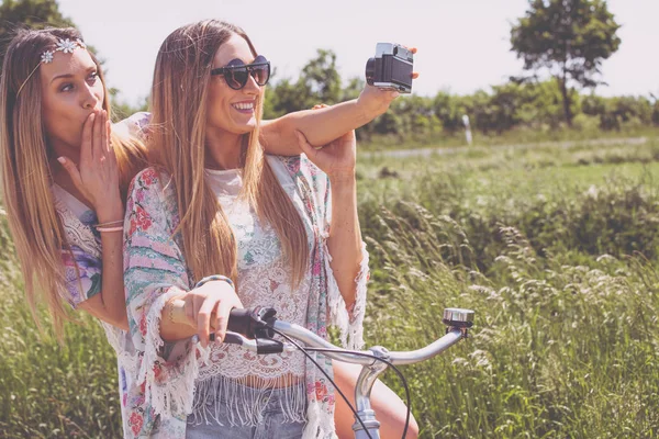 Hermanas gemelas haciendo una selfie con cámara retro —  Fotos de Stock