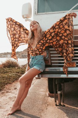 Hippi kaliforniya bir kızla retro karavan. California Van yaşam tarzı