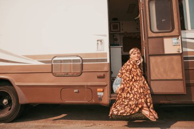 Hippi kaliforniya bir kızla retro karavan. California Van yaşam tarzı