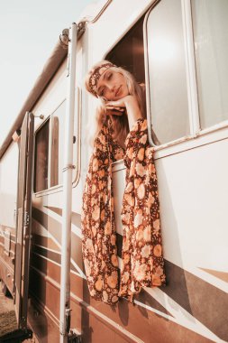Hippi kaliforniya bir kızla retro karavan. California Van yaşam tarzı
