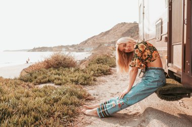 Hippi kaliforniya bir kızla retro karavan. California Van yaşam tarzı