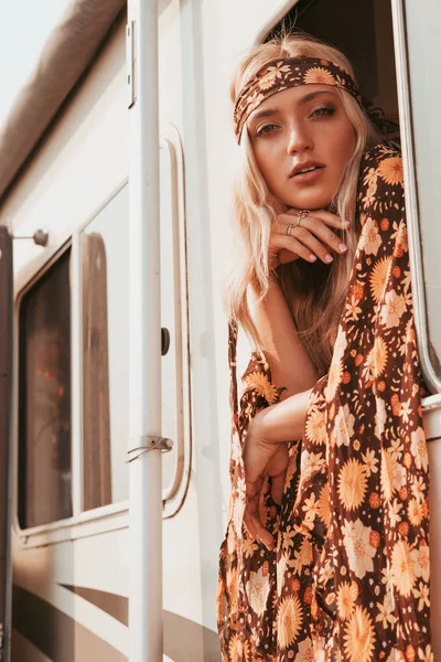 Campervan retro com californiagirl hippie. califórnia van lifestyle — Fotografia de Stock