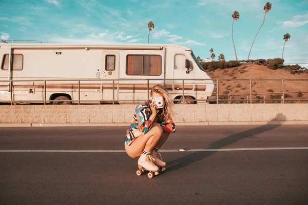 Dziewczyna w stylu retro skater z kamperem w tle. Kalifornijski styl życia — Zdjęcie stockowe
