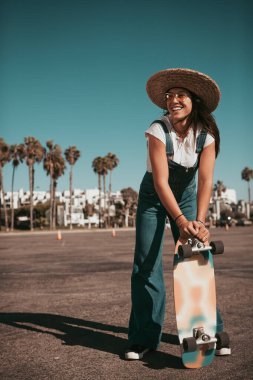 Profi patencisi Santa Monica 'da bir otoparkta. Kaliforniya