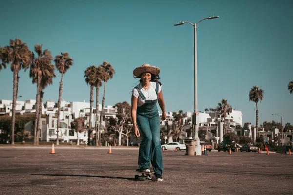 Patinador profissional num lugar de estacionamento em Santa Mónica. Califórnia — Fotografia de Stock