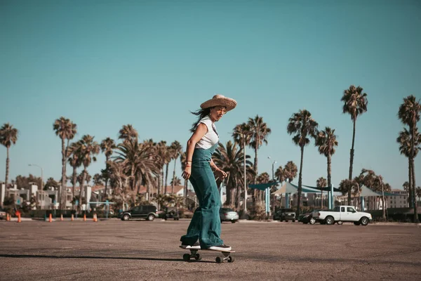 Profi skater en un lugar de estacionamiento en santa monica. california —  Fotos de Stock