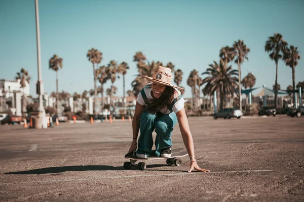 Profi skater en un lugar de estacionamiento en santa monica. california —  Fotos de Stock