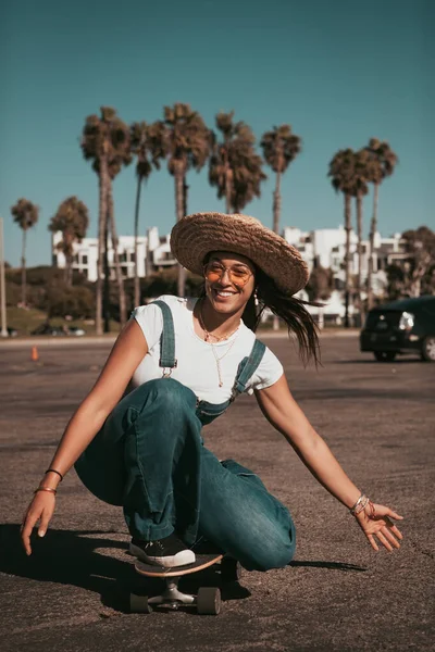 Profi skater en un lugar de estacionamiento en santa monica. california —  Fotos de Stock