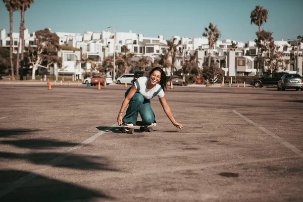 Profi skater en un lugar de estacionamiento en santa monica. california —  Fotos de Stock