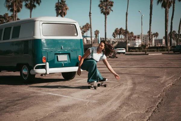 Profi skater op een parkeerplaats bij santa monica. Californië — Stockfoto