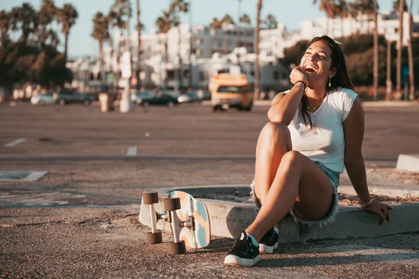 Profi-Skater auf einem Parkplatz in Santa Monica. Kalifornien — Stockfoto