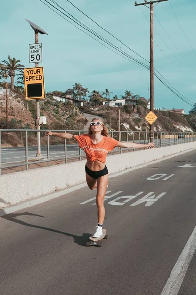 Schaatsster meisje schaatsen op straat in malibu. — Stockfoto