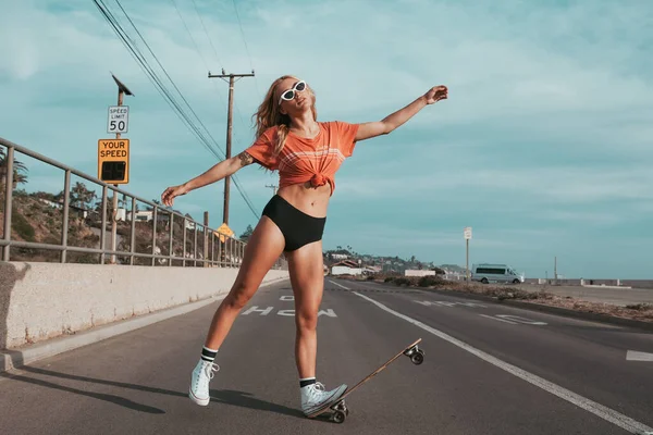 Patinadora niña patinaje en la calle en malibú . —  Fotos de Stock