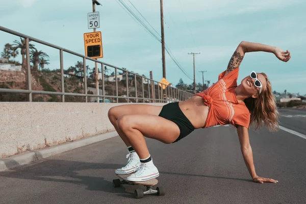 Skater-Mädchen skatet auf Straße in Malibu. Stockbild