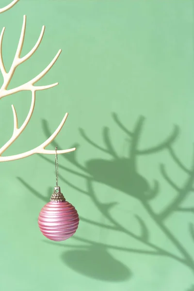 Árvore de Natal feita de chifres de veados e decoração de bugigangas no verde profundo — Fotografia de Stock