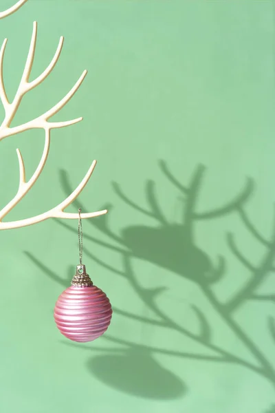 Geyik boynuzlarından yapılmış Noel ağacı ve koyu yeşil süslemeler.