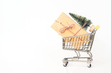 Büyük bir hediye kutusuyla alışveriş için metal tramvay, yapay Noel ağacı..