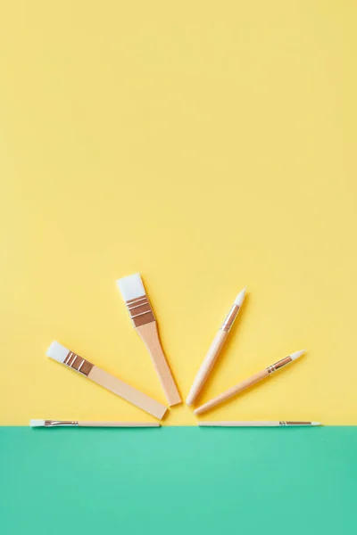 Set de pinceles sintéticos para pintar de diferente tamaño y forma — Foto de Stock