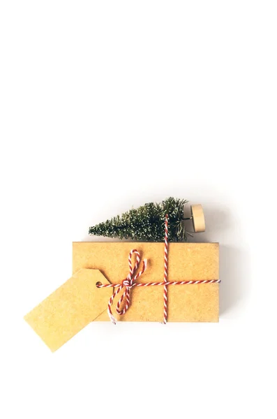 Büyük hediye kutusu, yapay Noel ağacı. Yeni yıl hazırlıkları konsepti — Stok fotoğraf