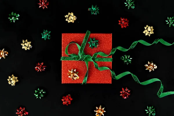 礼品包装盒四周有金色、绿色和红色的蝴蝶结 — 图库照片