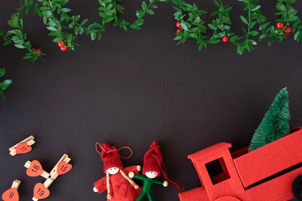 绿色和红色的自然材料，矮小的男人和有圣诞树的毛毡机 — 图库照片