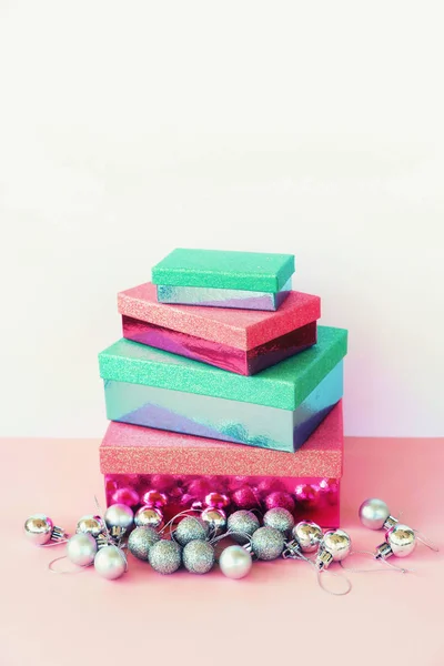 Coffret pastel rose pastel et vert menthe argent pour cadeau de Noël — Photo