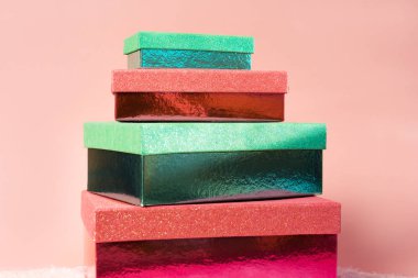 Noel hediyesi olarak yumuşak, pembe ve yeşil nane şekeri seti.