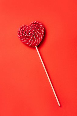 Kalp şeklinde büyük kırmızı ve beyaz çizgili şeker lolipopu.. 
