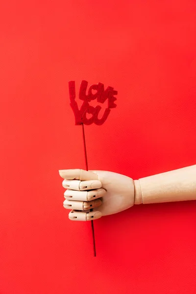 Fa kéz kezében egy nagy piros felirat bottal érezte, hogy szeretlek — Stock Fotó