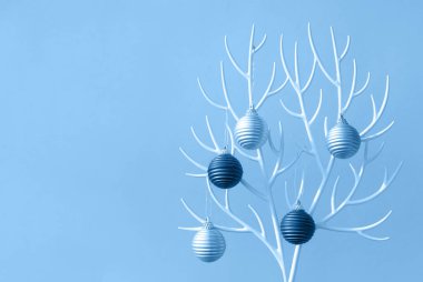 Beyaz plastik boynuzlardan yapılmış Noel ağacı ve takı süslemesi