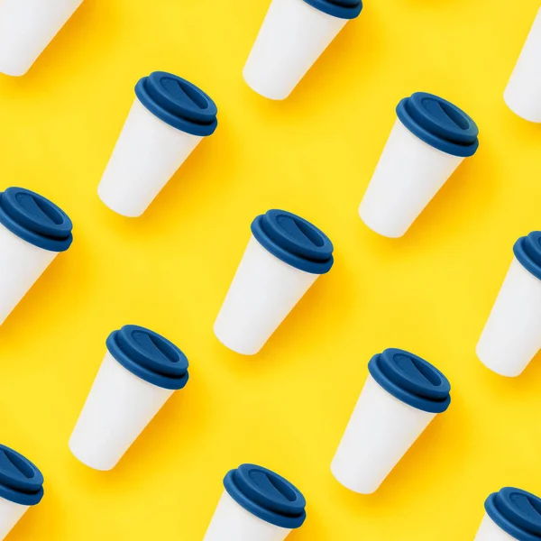 Taza de café de bambú blanco con tapa de silicona de color azul sobre fondo amarillo — Foto de Stock