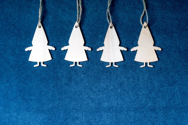 Gnomos de elfos de Natal de madeira pendurados em um fundo de papel de veludo azul — Fotografia de Stock