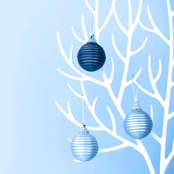 Karácsonyfa készült fehér műanyag szarvak és csecsebecse dekoráció a kék — Stock Fotó