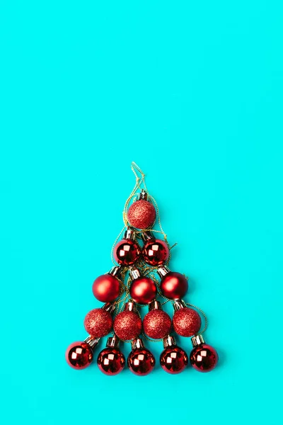 Joyeux sapin de Noël créatif en boules de sapin de Noël rouge mat et brillant — Photo