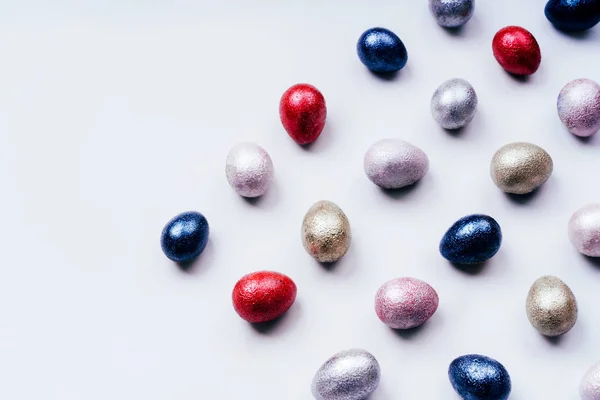 Renkli tavuk ve bıldırcın yumurtası pembe, gümüş, altın ve mavi 