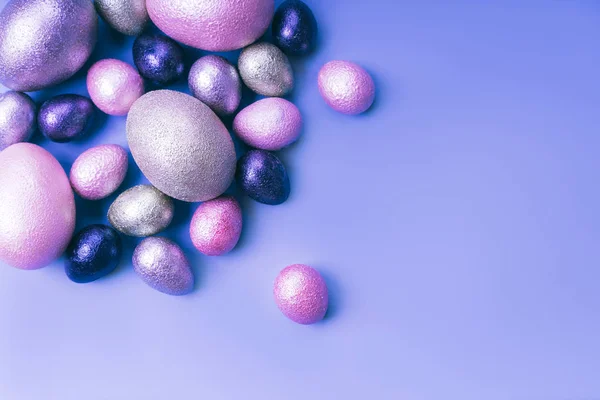 Huevos de gallina y codorniz de color rosa, plata, dorado y azul — Foto de Stock