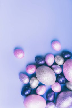 Renkli tavuk ve bıldırcın yumurtası pembe, gümüş, altın ve mavi 