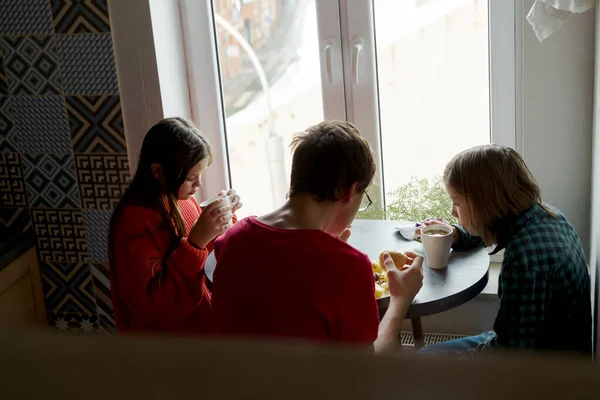 Desayuno familiar en la mesa ovalada junto a la ventana —  Fotos de Stock