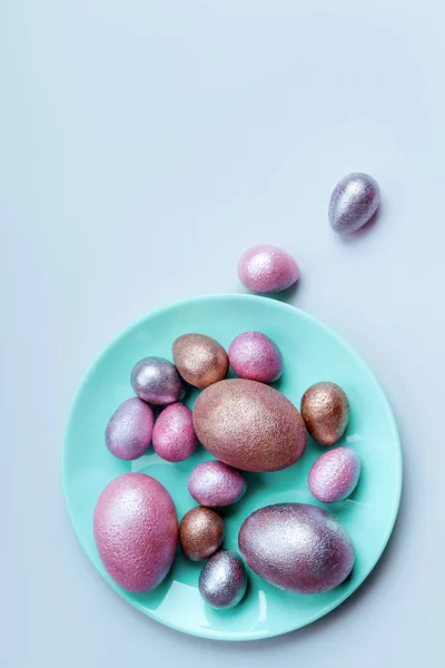 Huevos de gallina y codorniz de color rosa, plata, dorado y azul — Foto de Stock