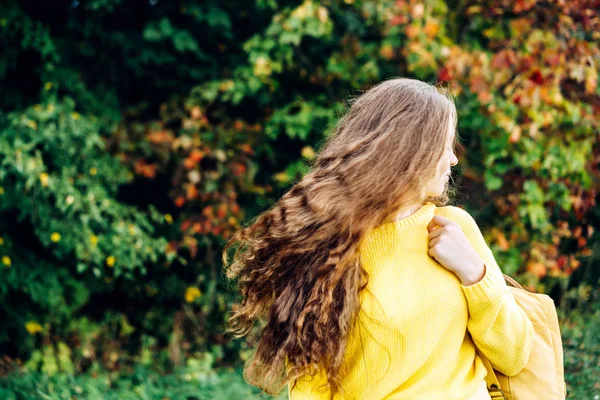 Χαρούμενο χαμογελαστό έφηβο κορίτσι 14 ετών με μακριά σγουρά κόκκινα μαλλιά — Φωτογραφία Αρχείου