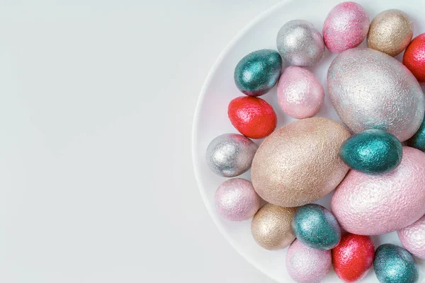 Huevos de gallina y codorniz de color rosa, plata, dorado y azul — Foto de Stock