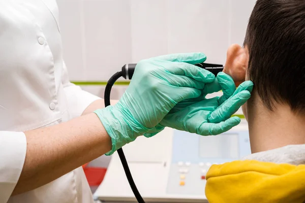 Preventive examination of a teenage boy in a medical facility. — Stock Photo, Image