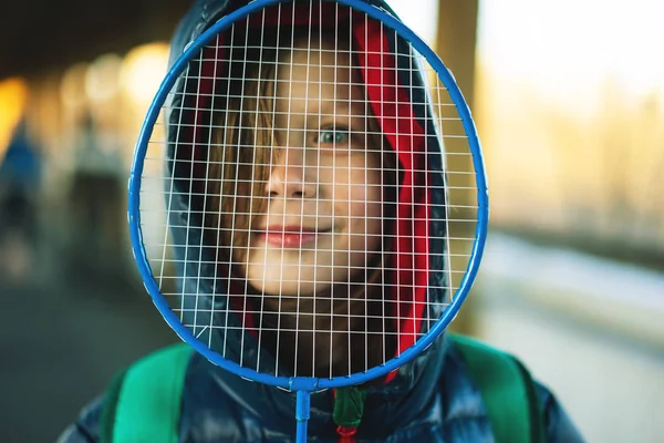 Chico mirando a través de una red de raqueta de bádminton —  Fotos de Stock
