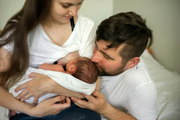 Padre e madre con un figlio appena nato. Nuova giovane famiglia multi-generazione — Foto Stock