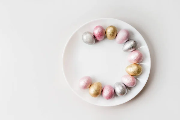 Huevos de gallina y codorniz de color rosa, plata, color púrpura dorado — Foto de Stock