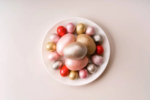 Huevos de gallina y codorniz de color rosa, plata, dorado, rojo, púrpura — Foto de Stock