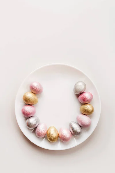 Huevos de gallina y codorniz de color rosa, plata, color púrpura dorado — Foto de Stock