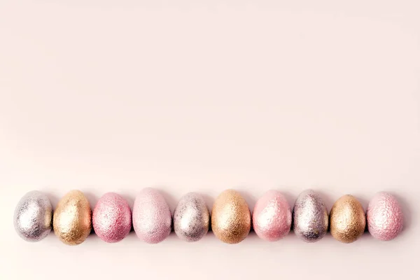 Huevos de gallina y codorniz de color rosa, plata, dorado, púrpura — Foto de Stock