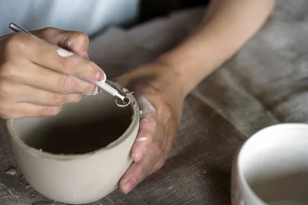 Руки женщины держат миску для литья глины — стоковое фото